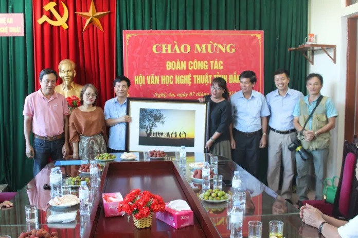 Đoàn công tác Hội VHNT Đắk Lắk thăm và làm việc với Hội Liên hiệp VHNT Nghệ An